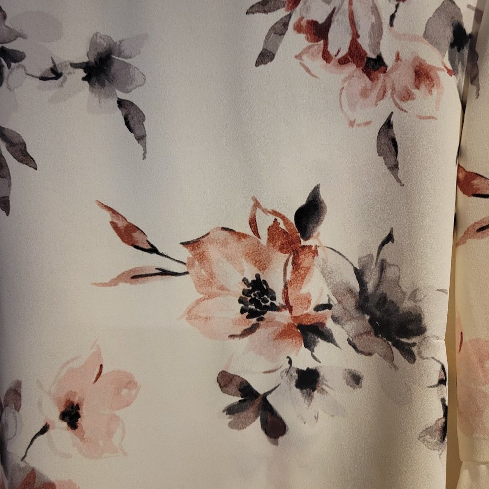 Beautiful blouse - Picture 2 of 3